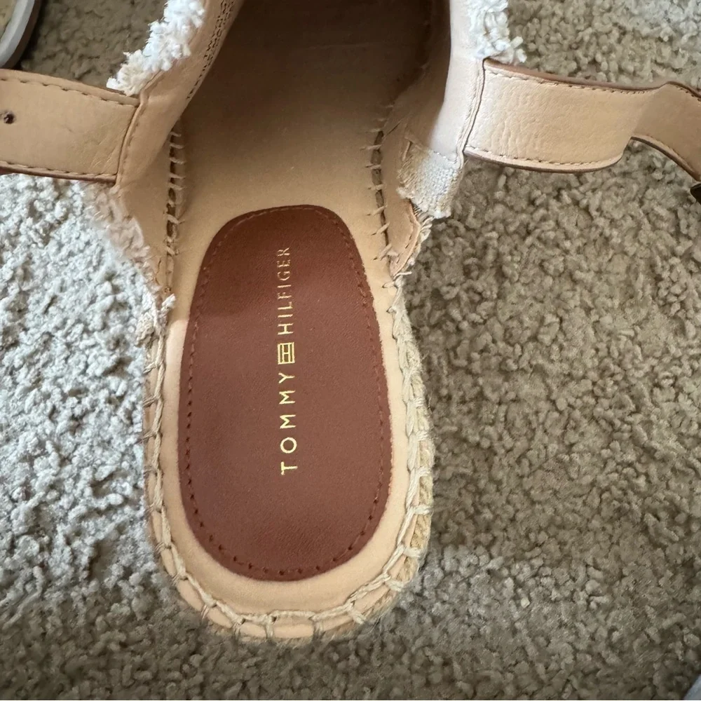 TOMMY HILFIGER size 7 1/2 M